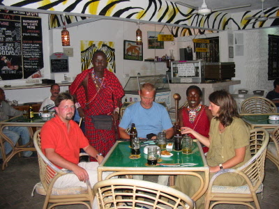 Sonjias bar mit Till, Andreas, Corinne und Masai