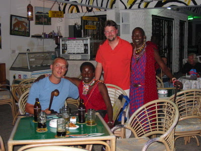 Sonjas bar mit Till und Andreas sowie 2 Masai