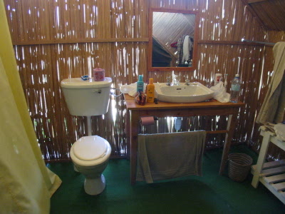 Kimana Dusch und WC zelt hinter dem normalen Zelt