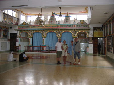 Doris, Wolfgang, Karin und Andreas im tempel