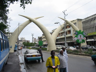 Das Wahrzeichen der Stadt Mombasa, die Stosszhne.