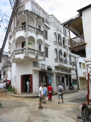 Noch ne Gasse in Mombasa, deren Lden Wolfgang an den Ruin gebracht hat :-)