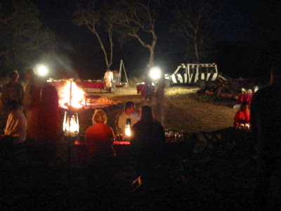 Lagerfeuer im Busch mit Abendessen